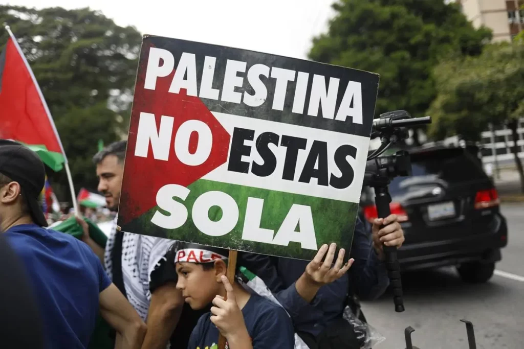 Protesto pró-Palestina em frente ao escritório das Nações Unidas em Caracas, Venezuela, 21 de outubro de 2023 [Pedro Rances Mattey/Agência Anadolu via Getty Images]

