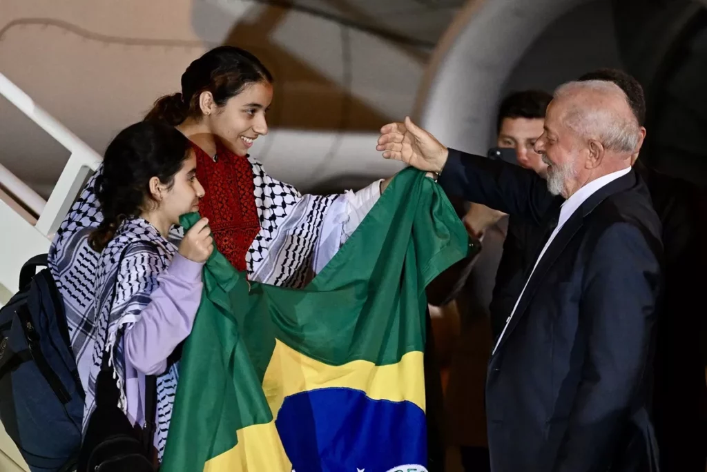 Presidente do Brasil, Luiz Inácio Lula da Silva, recebe refugiados de Gaza em Brasília, 13 de novembro de 2023 [Evaristo SA/AFP via Getty Images]