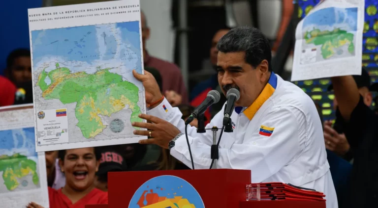 O presidente da Venezuela, Nicolas Maduro, fala durante o evento em apoio à posição de seu governo na disputa territorial por Essequibo, em 8 de dezembro de 2023, em Caracas, Venezuela. Mariela Lopez/Anadolu via Getty Images