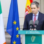 Primeiro-ministro da Irlanda, Simon Harris, durante coletiva de imprensa em Dublin, em 12 de abril de 2024 [Paul Faith/AFP via Getty Images]