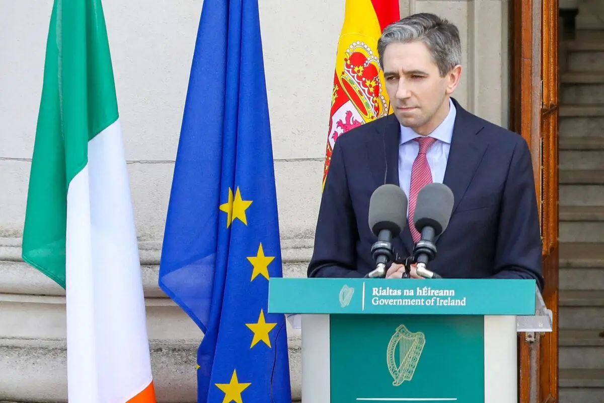 Primeiro-ministro da Irlanda, Simon Harris, durante coletiva de imprensa em Dublin, em 12 de abril de 2024 [Paul Faith/AFP via Getty Images]