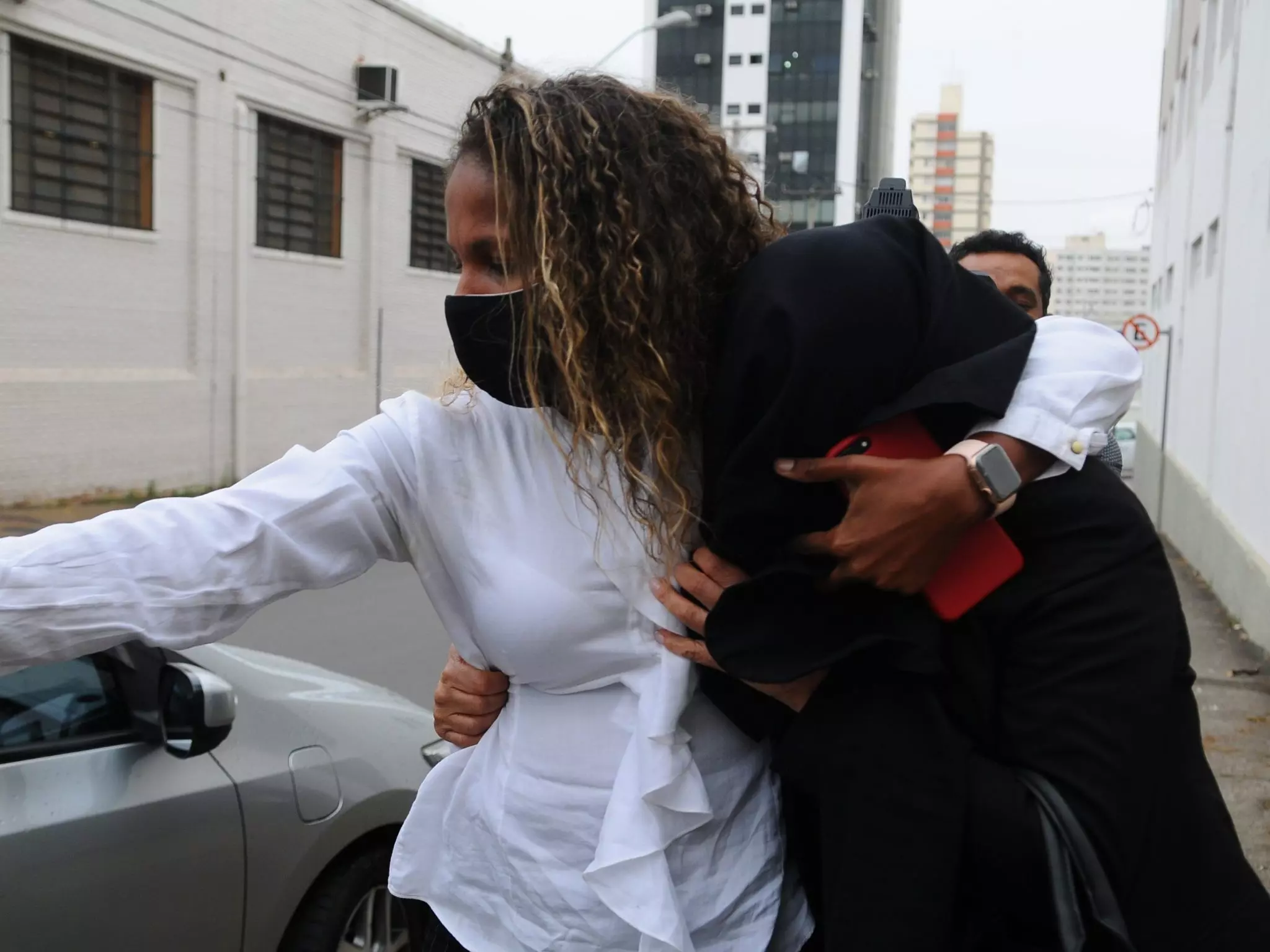 Josefa de Souza Mathias na saída da delegacia em Campinas em 2020. (Foto: Reprodução)