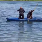 PMs utilizando barco para capturar bandidos em Cabo Frio / Foto: Reprodução