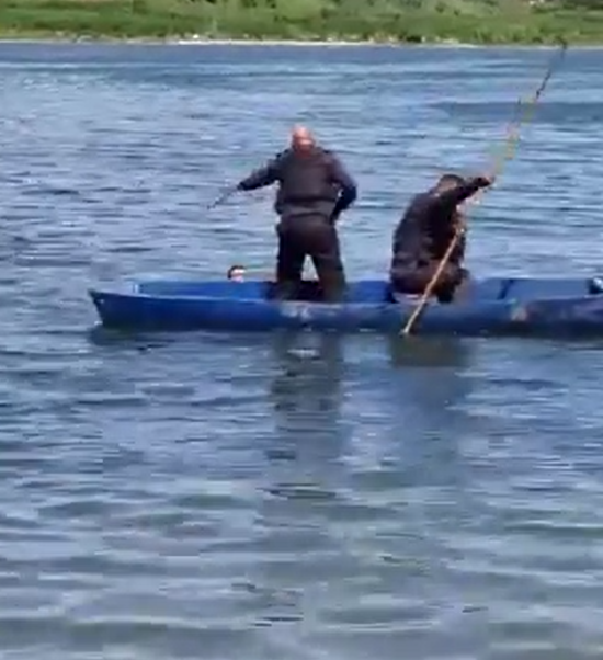 PMs utilizando barco para capturar bandidos em Cabo Frio / Foto: Reprodução