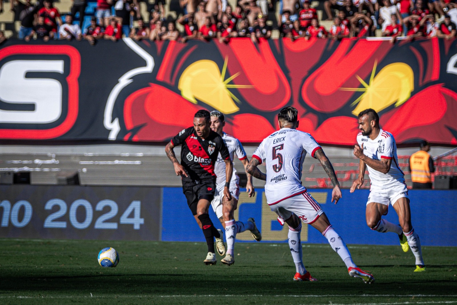 Flamengo vence Atlético-GO com apuros na estreia do Brasileirão