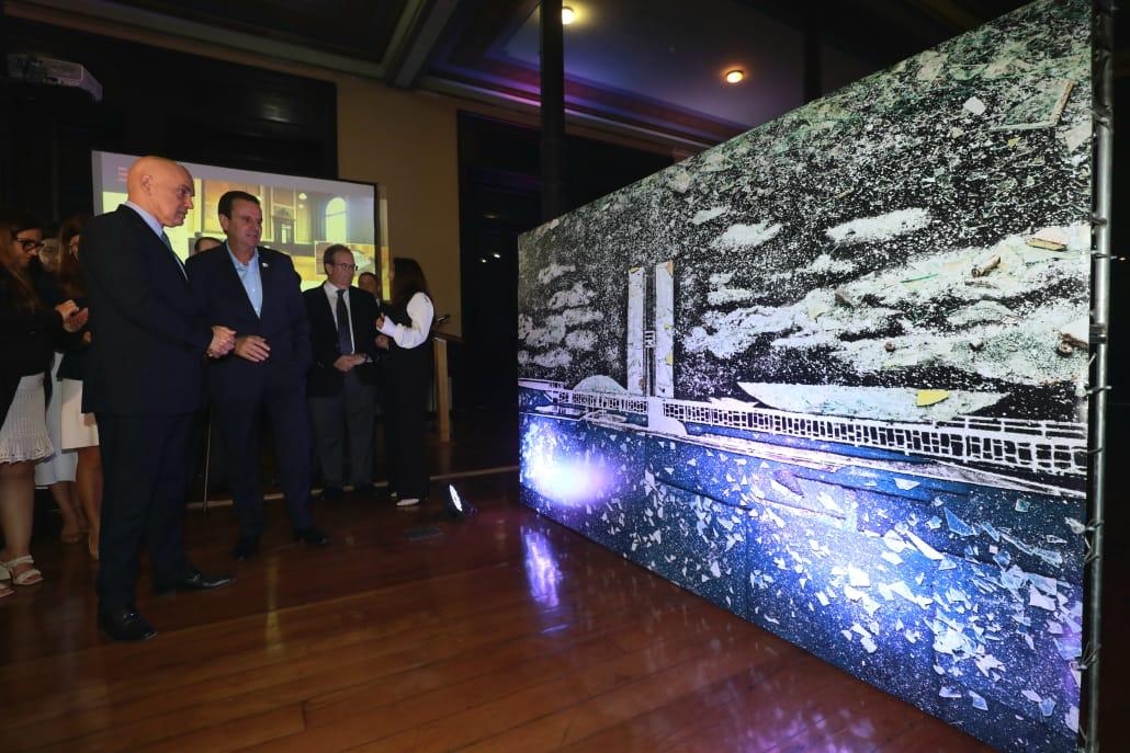 Foi apresentada uma imagem da primeira peça que vai compor a exposição: a reprodução fotográfica “8 de Janeiro”, do artista Vik Muniz - Marcos de Paula/Prefeitura do Rio