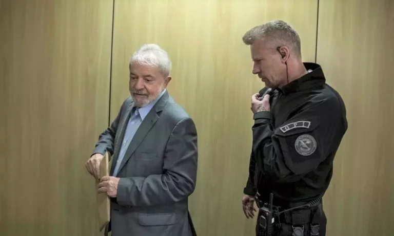 O agente da Polícia Federal Jorge Chastalo e Lula — Foto: reprodução