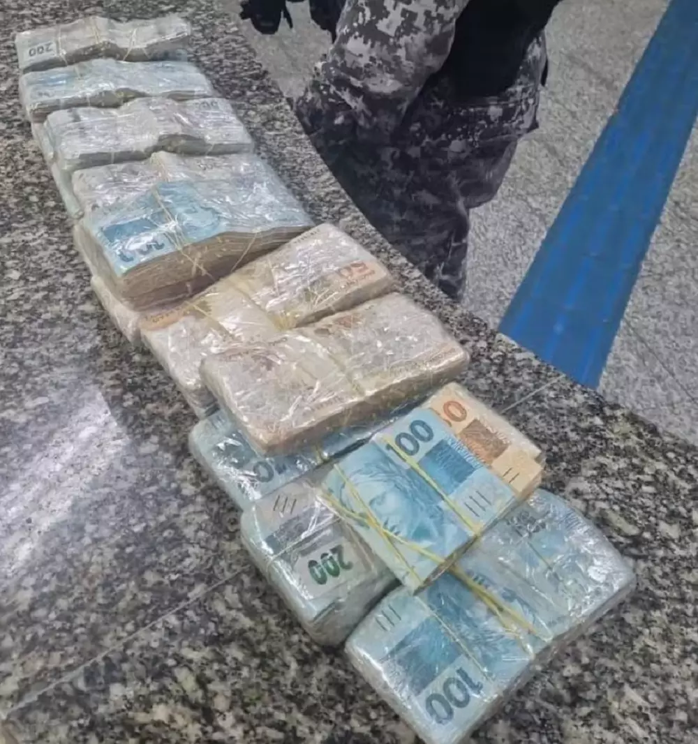 Agentes encontraram R$ 175 mil em espécie durante abordagem – Divulgação/PMERJ
