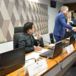 Michael Shellenberger cumprimenta Eduardo Girão no Senado, observado por Magno Malta e David Ágape. Créditos: Geraldo Magela/Agência Senado