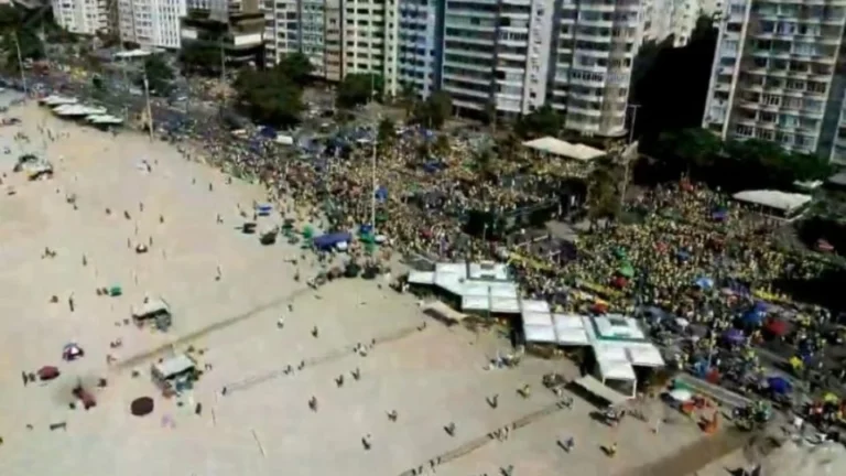 Ato de Bolsonaro em Copacabana atrai menos de 20% do público de evento anterior em São Paulo