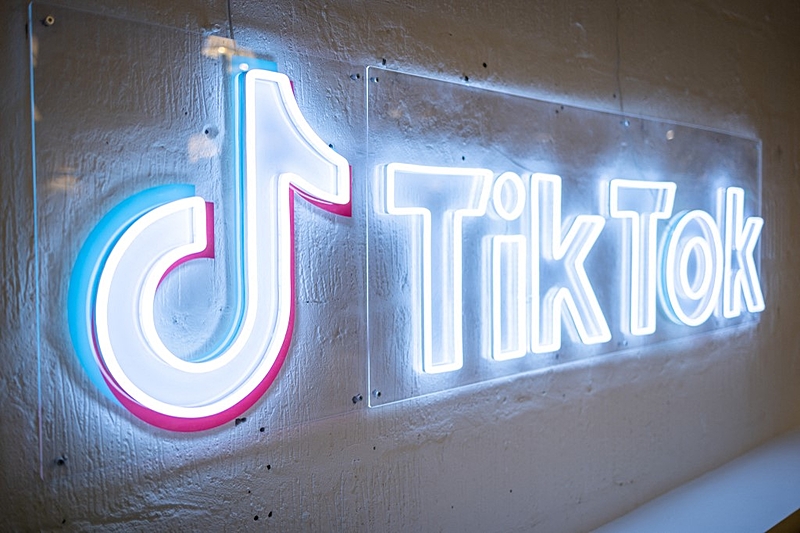 Segundo a rede social TikTok, mais de 170 milhões de estadunidenses usam a plataforma no país - Tolga Akmen / AFP