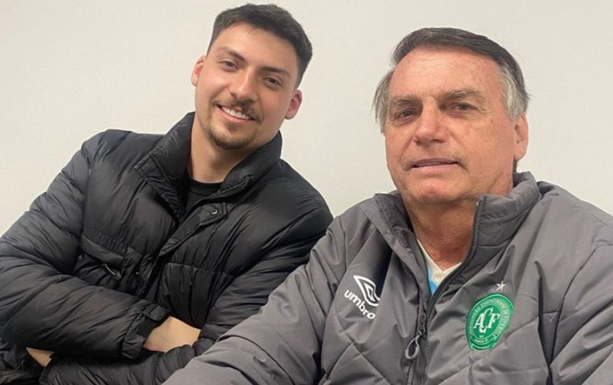 Jair Renan ao lado do pai, o ex-presidente Jair Bolsonaro. Foto: reprodução