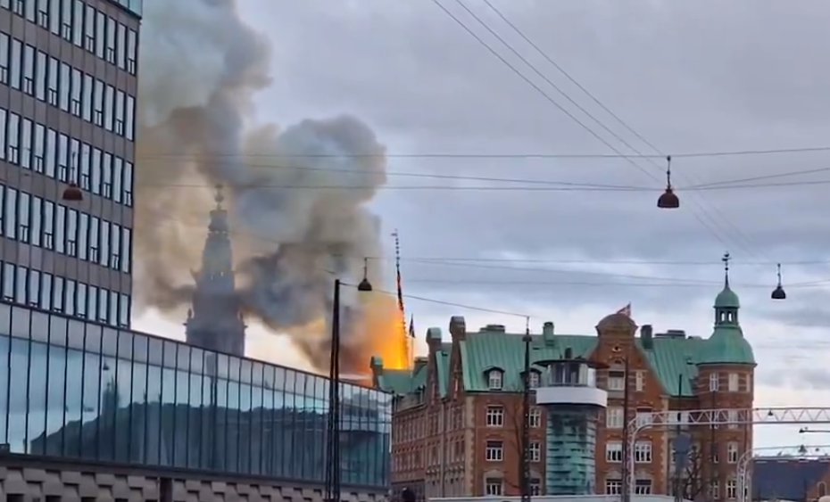 Incêndio na Bolsa de Valores de Copenhague, na Dinamarca. Foto: reprodução