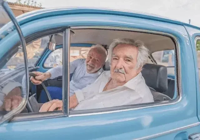 Lula e Mujica no Fusca do uruguaio. Foto: reprodução