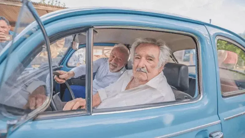 Lula e Mujica no Fusca do uruguaio. Foto: reprodução