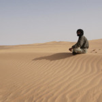 Um homem sentado nos arredores do campo de refugiados Awsaard, em Dakhla, no Saara Ocidental, na Argélia. (Foto: Evan Schneider / UN Photo)