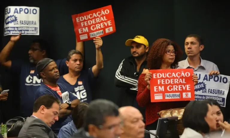 Estudantes e professores protestam contra cortes no orçamento das universidades federais.