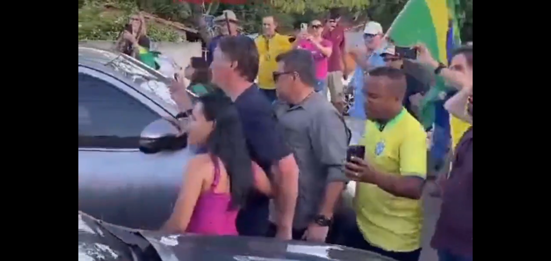 Momento em que bolsonarista pede para ex-presidente mandar abraço para criança. Foto: Reprodução