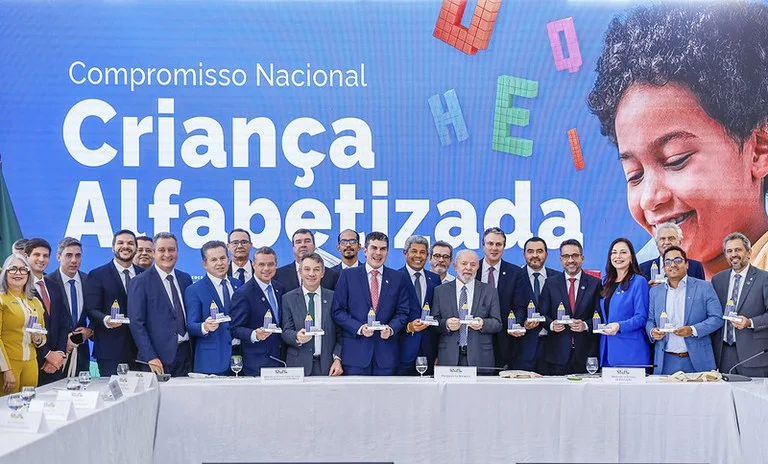 Cerimônia no Palácio do Planalto reuniu chefes de Executivos estaduais, municipais e secretariados de Educação