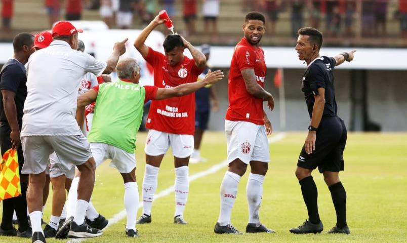 Romário, de colete verde, comemora com o Andre o segundo gol do America (Crédito: Úrsula Nery/Agência FERJ)