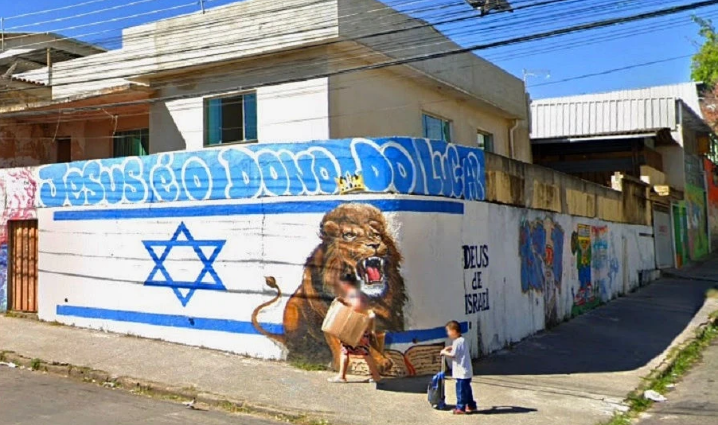 Pichações com símbolos religiosos e estrelas de Davi no Cabana do Pai Tomás, indicando o controle do TCP. Foto: Reprodução