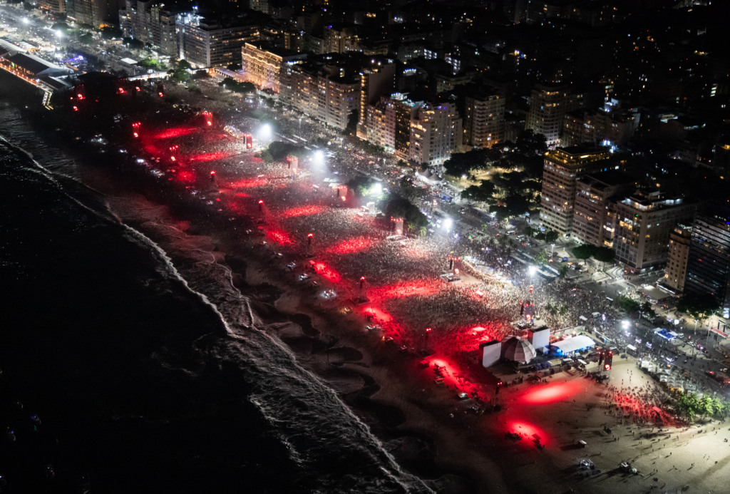 Praia de Copacabana foi tomada por fãs na noite deste sábado - Foto: Fernando Maia - Riotur