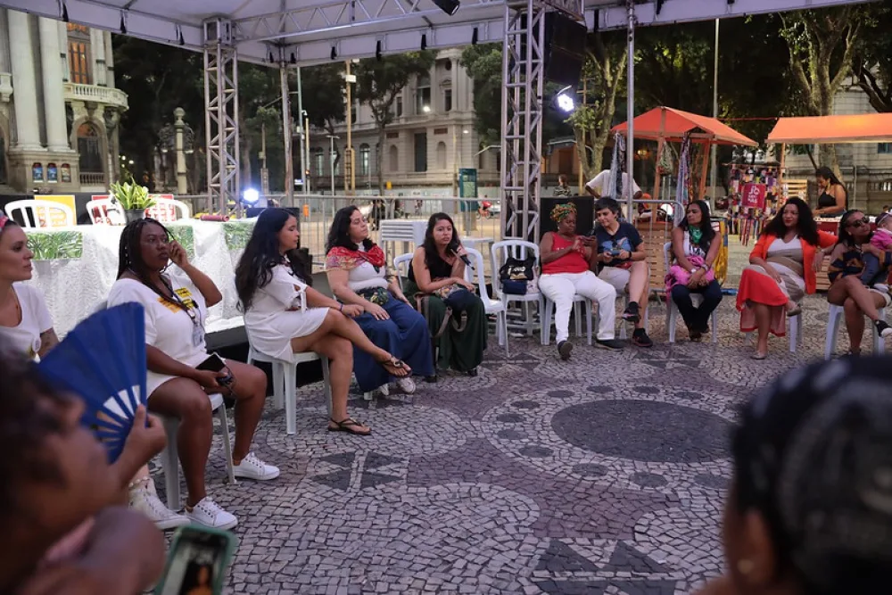 Feira de mães empreendedoras, rodas de conversa e contação de história, exposição fotográfica e entrega de moções marcam evento que celebra em praça pública o Dia das Mães