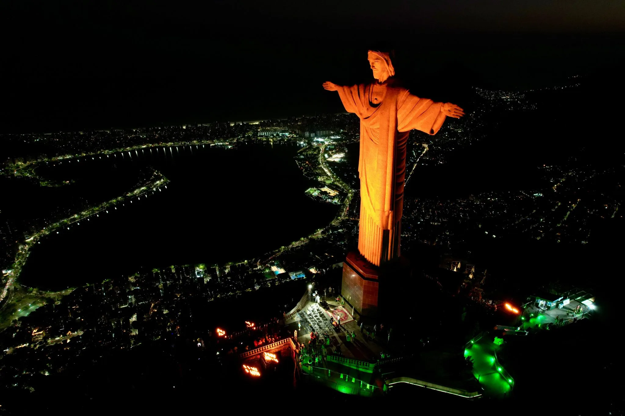 O Cristo Redentor foi iluminado em laranja na noite de sexta-feira - Divulgação