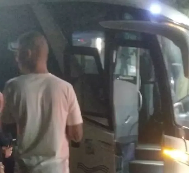 Ônibus de turismo onde ocorreu a tentativa de assalto no centro do Rio de Janeiro.