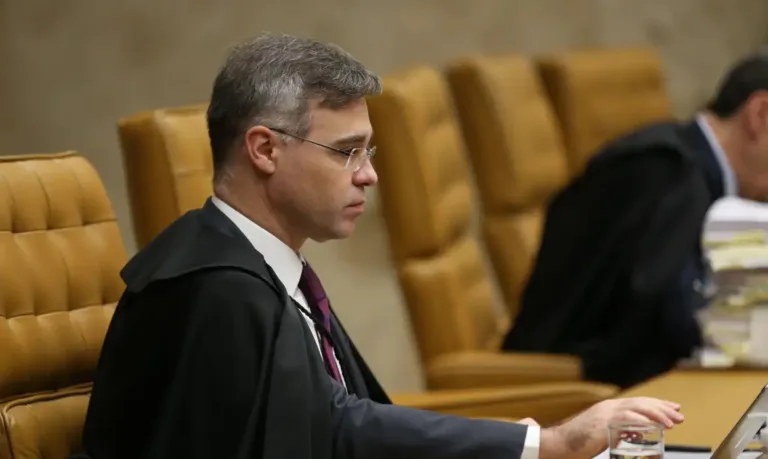 André Mendonça é eleito ministro efetivo do TSE, assumindo a vaga de Alexandre de Moraes a partir de junho. Compromisso com imparcialidade no tribunal eleitoral