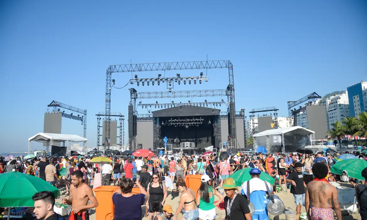 Fãs já se aglomeram em frente a palco do show da Madonna no Rio