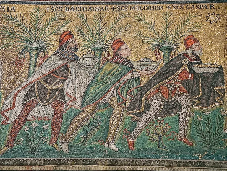 Os três Reis Magos, mosaico bizantino na Basílica de Santo Apolinário Novo, Ravena, Itália. Créditos: Wikimedia Commons
