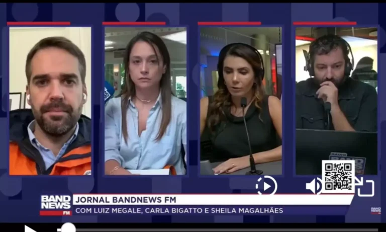 O governador do RS, Eduardo Leite, com a bancada da BandNews: Carla Bigatto, Sheila Magalhães e Luiz Megale. Reprodução
