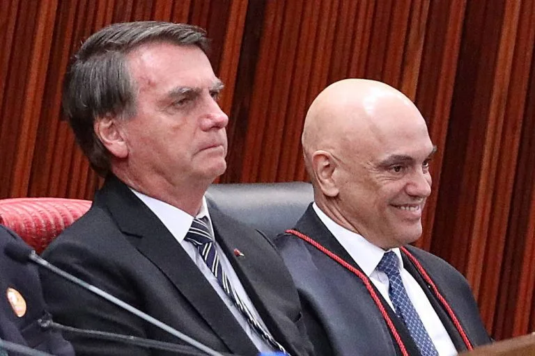 Jair Bolsonaro e Alexandre de Moraes durante evento no Tribunal Superior Eleitoral (TSE).