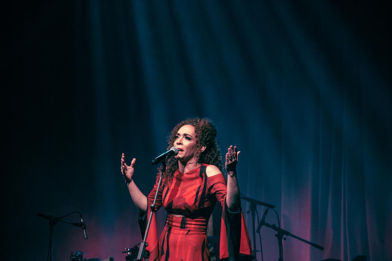 Laila Garin faz show intimista em homenagem à Elis Regina, no Espaço EcoVilla Ri Happy