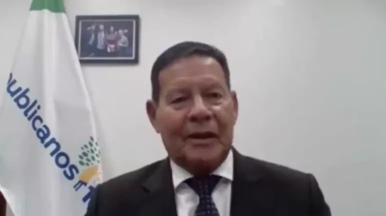 Senador Hamilton Mourão defende sua postura durante crise no Rio Grande do Sul, afirmando não ser sua função participar de salvamentos