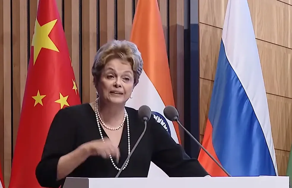 Dilma durante discurso de posse do banco dos Brics, em Xangai. Foto: TV Brasil