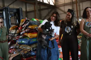A Primeira-Dama, Janja Lula da Silva, acompanhou o embarque dos alimentos junto com a cachorrinha Resistência. Foto - José Cruz/ Agência Brasil
