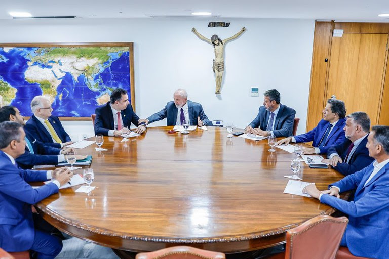 Presidente Lula durante reunião com o presidente do Senado, Rodrigo Pacheco, presidente da Câmara dos Deputados, Arthur Lira, e ministros, no Palácio do Planalto - Foto: Ricardo Stuckert/PR