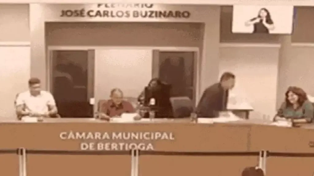 Vereador deixa plenário após pedido para ler projeto LGBTQIA+. Foto: Reprodução