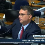 O senador Flávio Bolsonaro (PL-RJ) durante sessão da Comissão de Constituição e Justiça (CCJ) nesta quarta (8). Foto: Reprodução/TV Senado