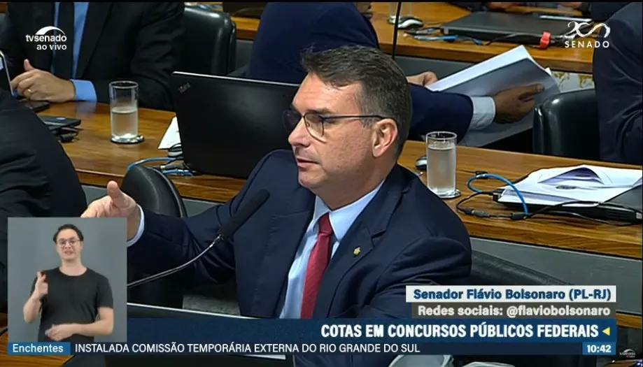 O senador Flávio Bolsonaro (PL-RJ) durante sessão da Comissão de Constituição e Justiça (CCJ) nesta quarta (8). Foto: Reprodução/TV Senado