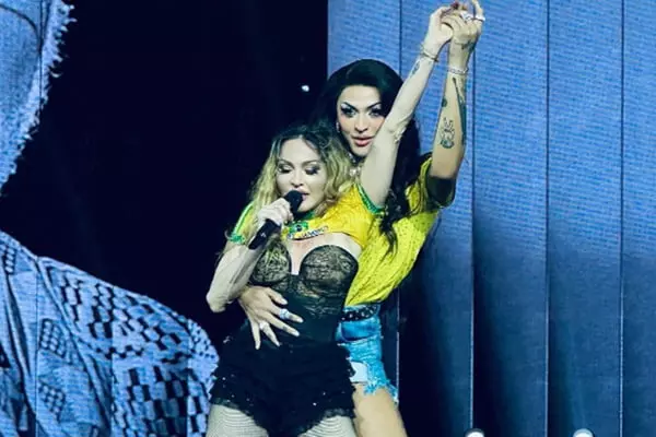 Pablo Vittar se apresenta ao lado de Madonna durante show no Rio. (Foto: Reprodução)