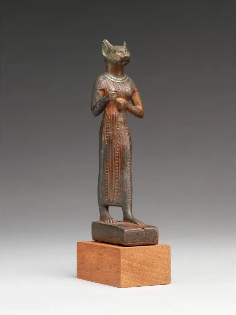 Estatueta de Bastet, Período Ptolemaico tardio (664–30 A.C.) Met Museum
