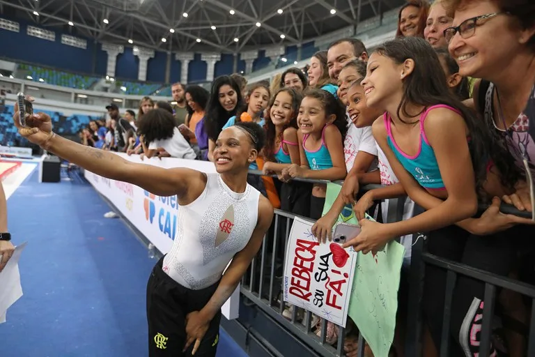 Rebeca Andrade interage com o público na Arena Carioca 1