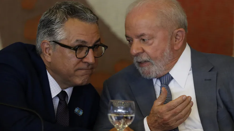 Presidente Lula em reunião com líderes do governo para discutir estratégias de aprovação no Congresso