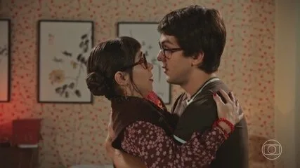 Lupita vai beijar Guto (Foto: Reprodução/Globo)