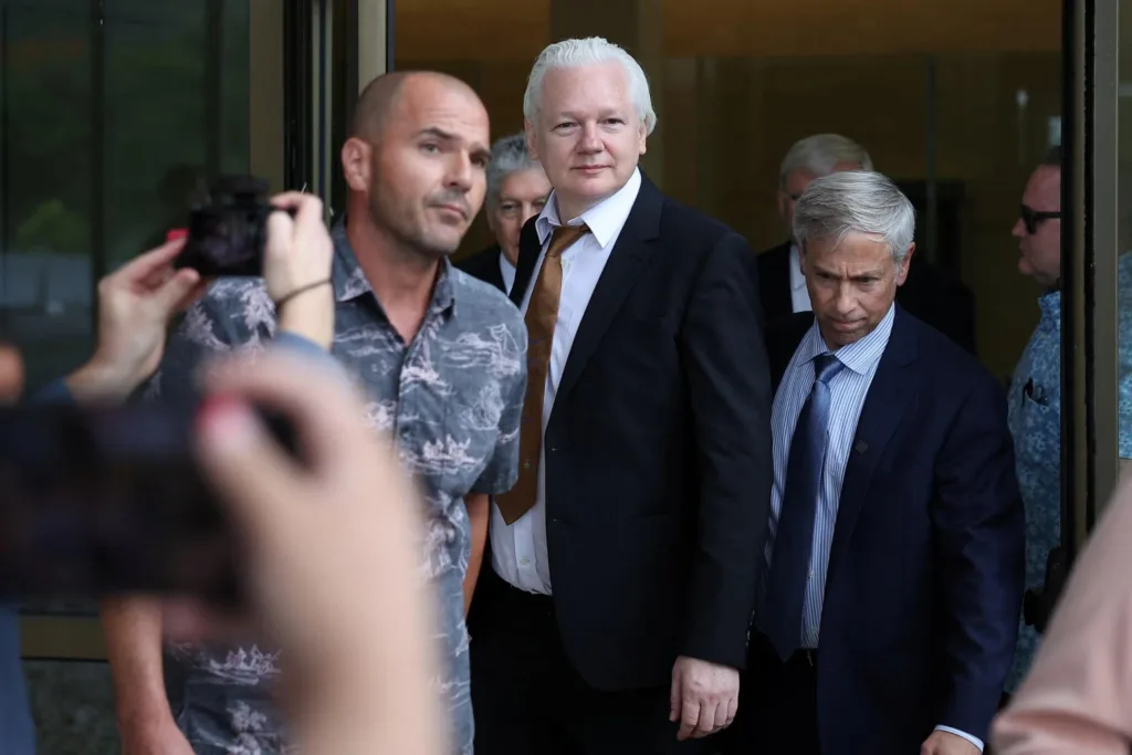 Ilhas Marianas do Norte- 25/06/2024 - Jornalista Julian Assange saindo da corte das Ilhas Marianas do Norte, onde se declarou culpado, e depois o tribunal o declarou livre . Foto: Stella Assange via Fotos Publicas
