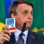 Ex-presidente Jair Bolsonaro (PL) com caixa de cloroquina – Reprodução