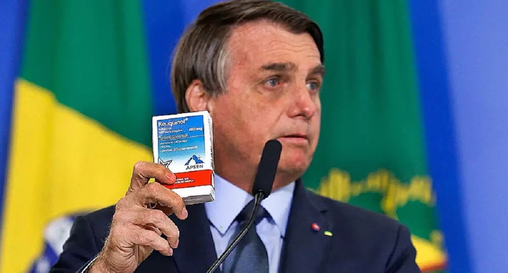 Ex-presidente Jair Bolsonaro (PL) com caixa de cloroquina – Reprodução